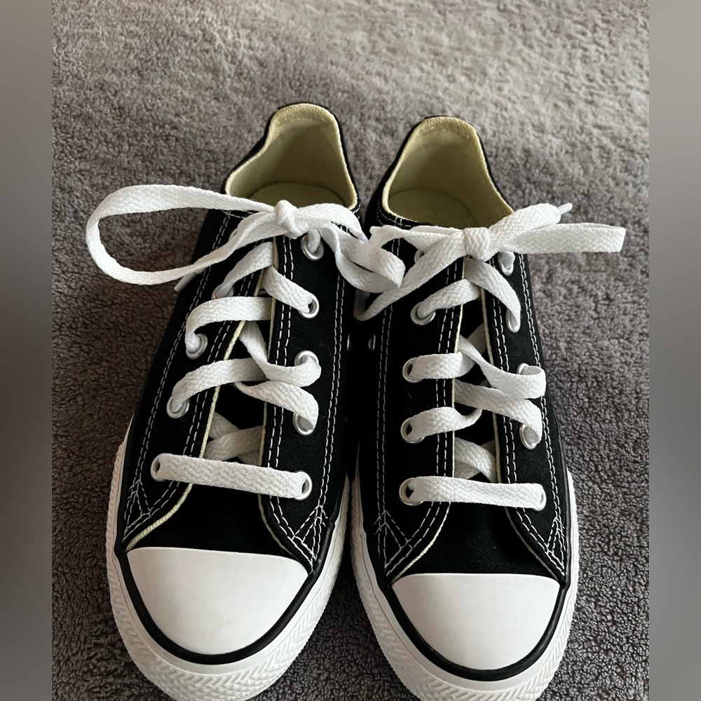Brand new never worn (missing box )kids converse